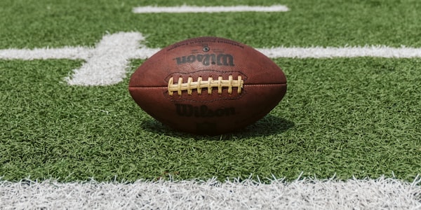 足球评论员张指导在演播室分析比赛战术